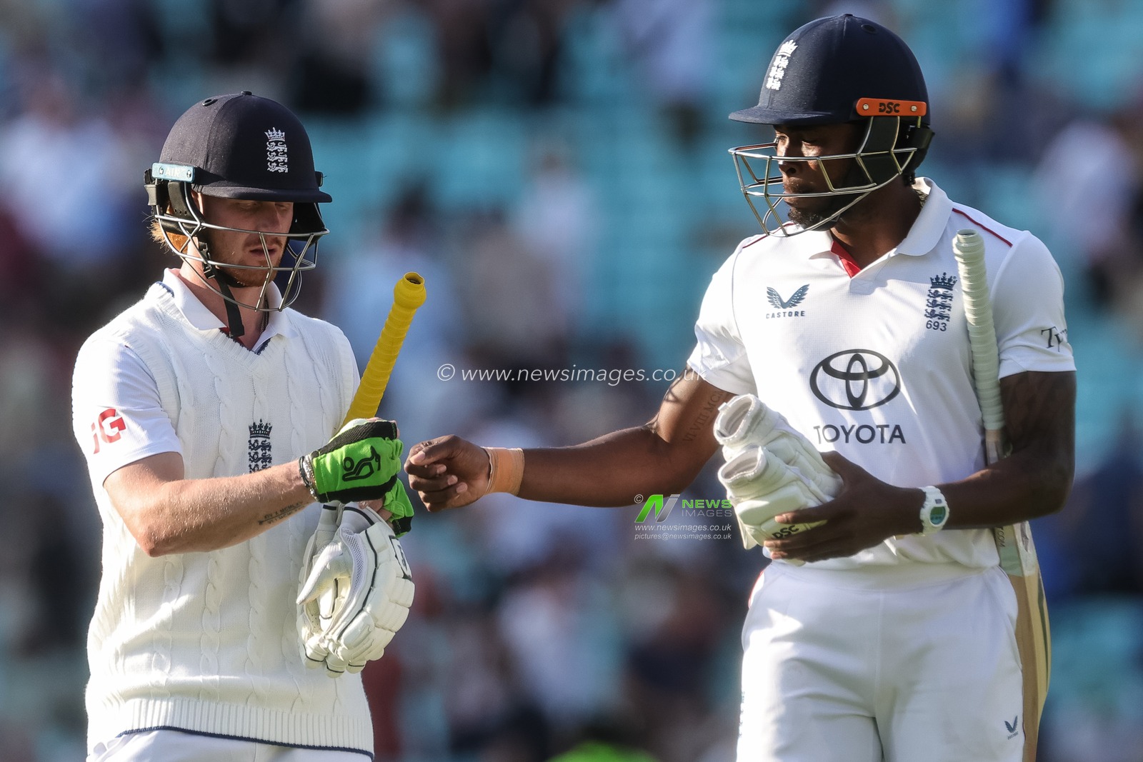 Jordan Cox of England and Jofra Archer of England bump fists at stumps, not out during the 2nd Rothesay Test Match Day 2 match England vs New Zealand at The Kia Oval, London, United Kingdom on 18 June 2026

(Photo by Mark Cosgrove/News Images)