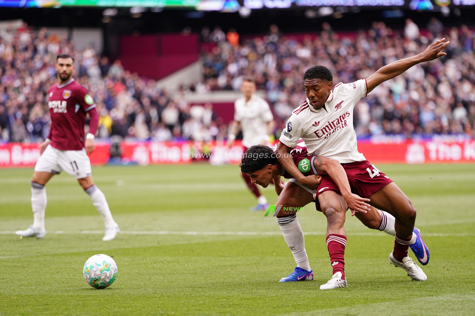 Myles Lewis-Skelly of Arsenal and Mateus Fernandes of West Ham United battle during the Premier League match West Ham United vs Arsenal at London Stadium, London, United Kingdom on 10 May 2026

(Photo by Harvey Murphy/News Images)