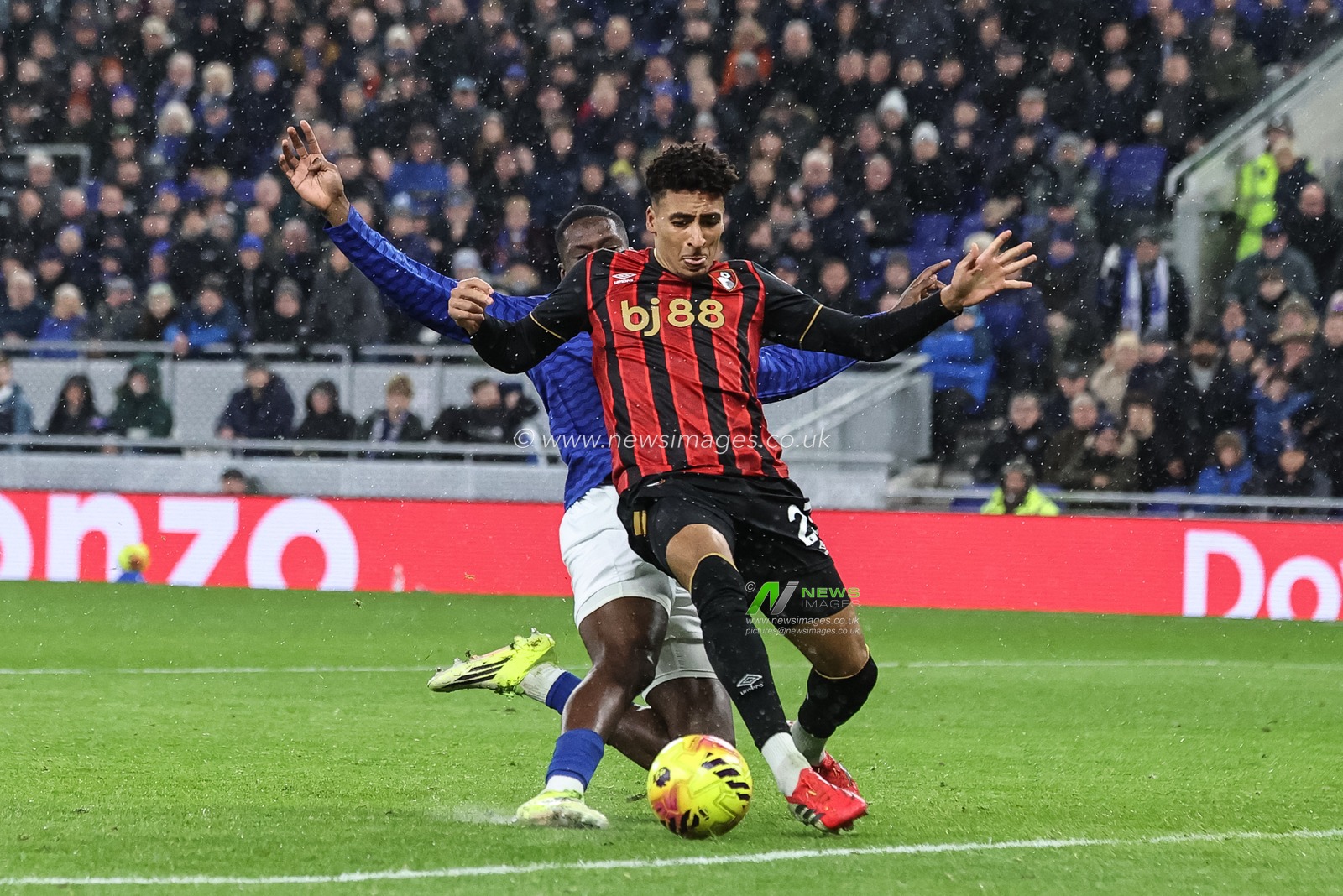 James Hill of Bournemouth blocks Thierno Barry of Everton from shooting on goal during the Premier League match Everton vs Bournemouth at Hill Dickinson Stadium, Liverpool, United Kingdom on 10 February 2026

(Photo by Alfie Cosgrove/News Images)