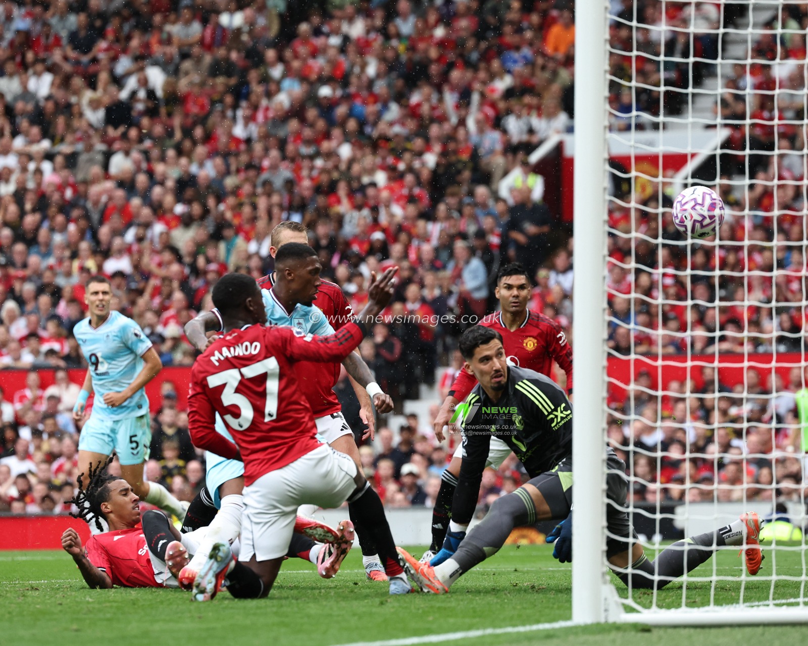 Jaidon Anthony of Burnley scores to make it 2-2  during the Premier League match Manchester United vs Burnley at Old Trafford, Manchester, United Kingdom, 30th August 2025

(Photo by Mark Cosgrove/News Images)