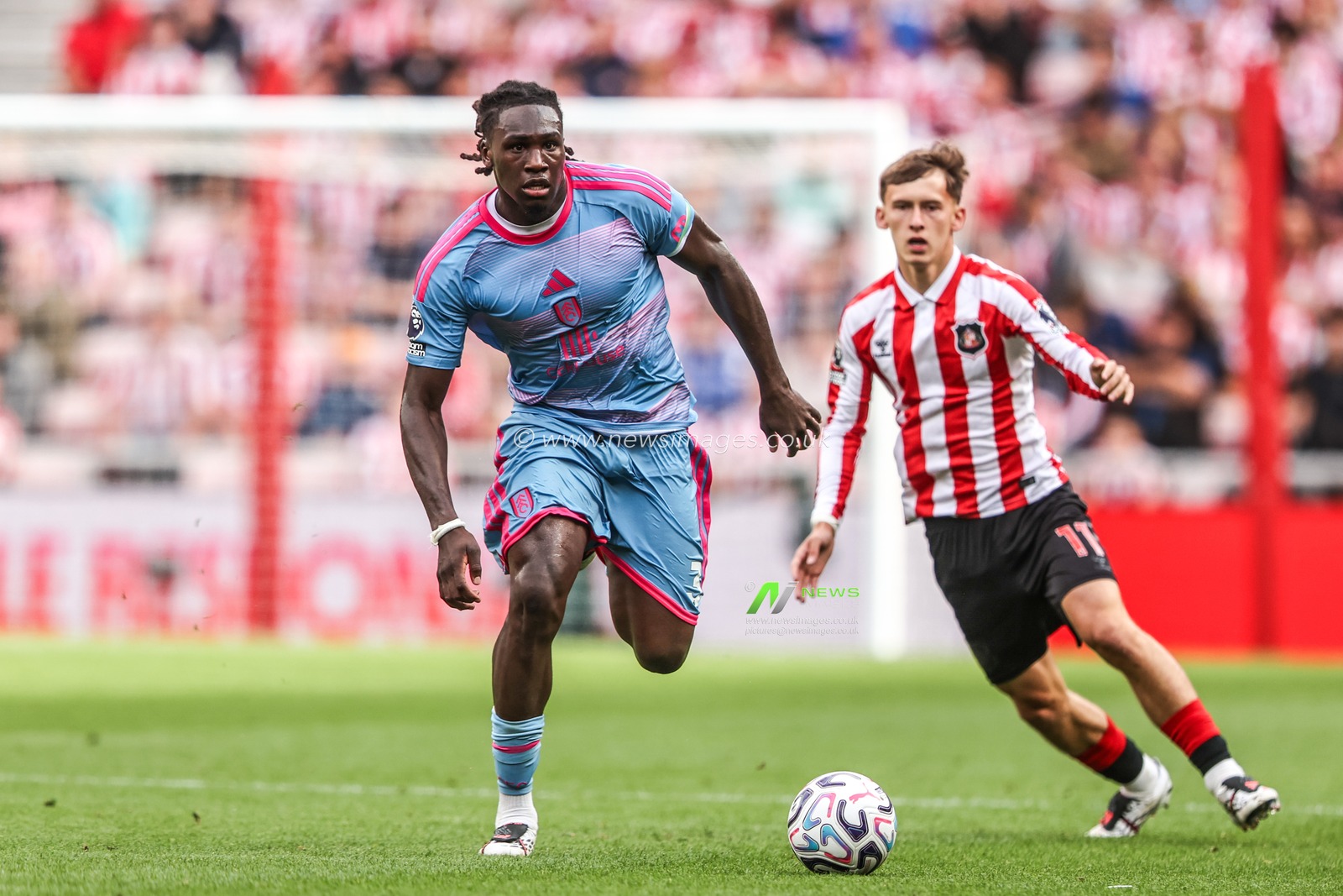 Calvin Bassey of Fulham breaks with the ball during the Premier League match Sunderland vs Fulham at Stadium Of Light, Sunderland, United Kingdom on 30 August 2026

(Photo by Alfie Cosgrove/News Images)