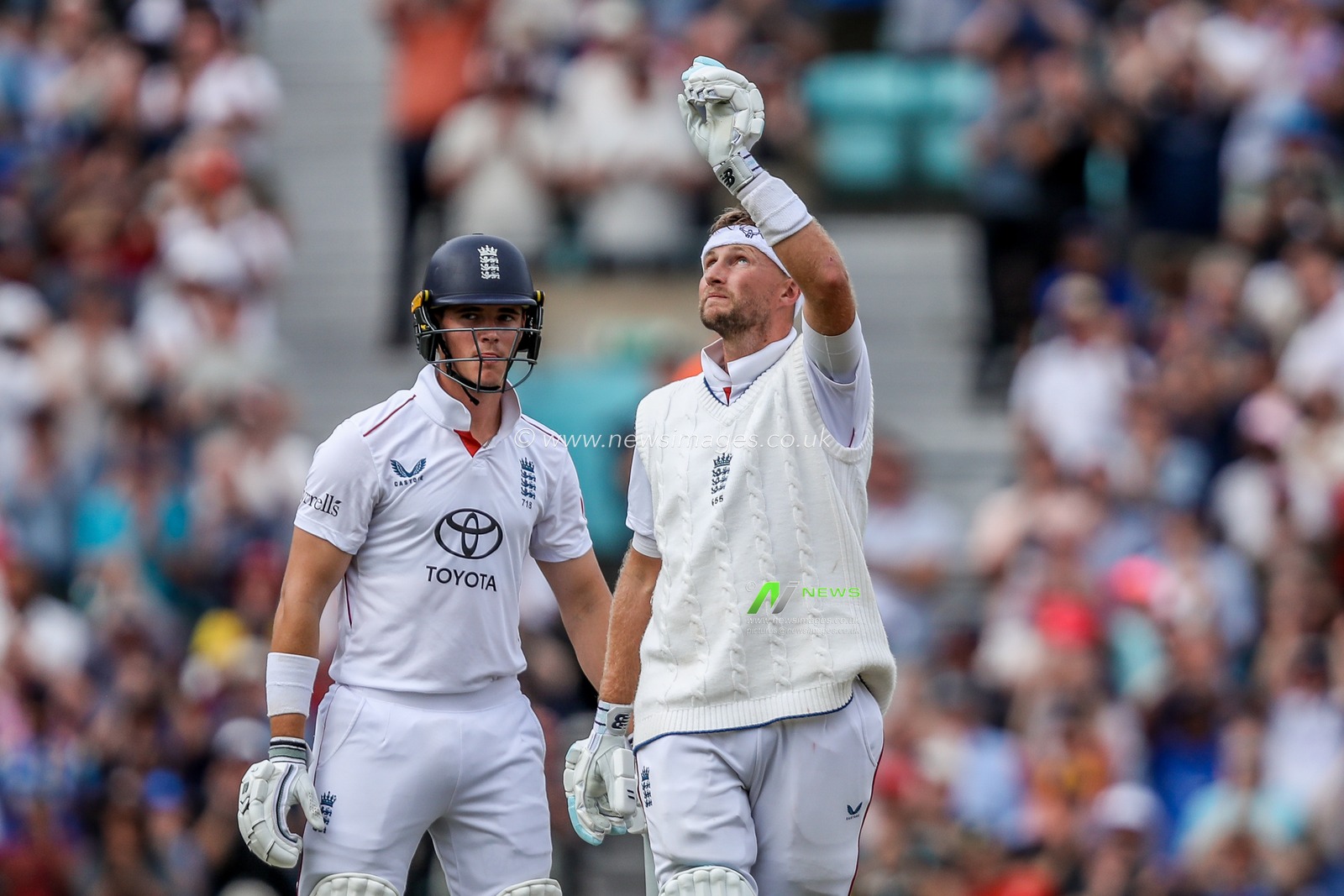 Joe Root of England dedicates his century to Graham Thorpe during the 5th Rothesay Test Match day 4 England vs India at The Kia Oval, London, United Kingdom, 3rd August 2025

(Photo by Izzy Poles/News Images)