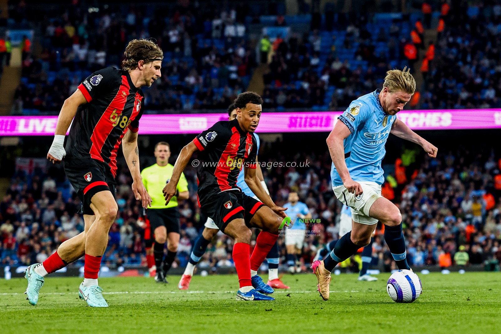 Kevin De Bruyne of Manchester City breaks with the ball during the Premier League match Manchester City vs Bournemouth at Etihad Stadium, Manchester, United Kingdom, 20th May 2025

(Photo by Mark Cosgrove/News Images)