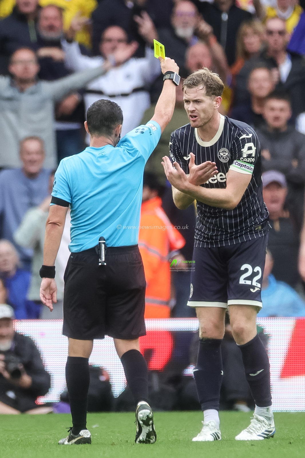 Referee Tony Harrington gives a yellow card to Nathan Collins of Brentford during the Premier League match Leeds United vs Brentford at Elland Road, Leeds, United Kingdom on 30 August 2026

(Photo by Mark Cosgrove/News Images)