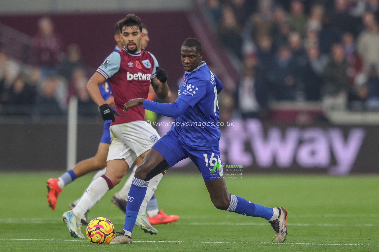 Abdoulaye DoucourÃ© of Everton breaks with the ball during the Premier League match West Ham United vs Everton at London Stadium, London, United Kingdom, 9th November 2024

(Photo by Alfie Cosgrove/News Images)