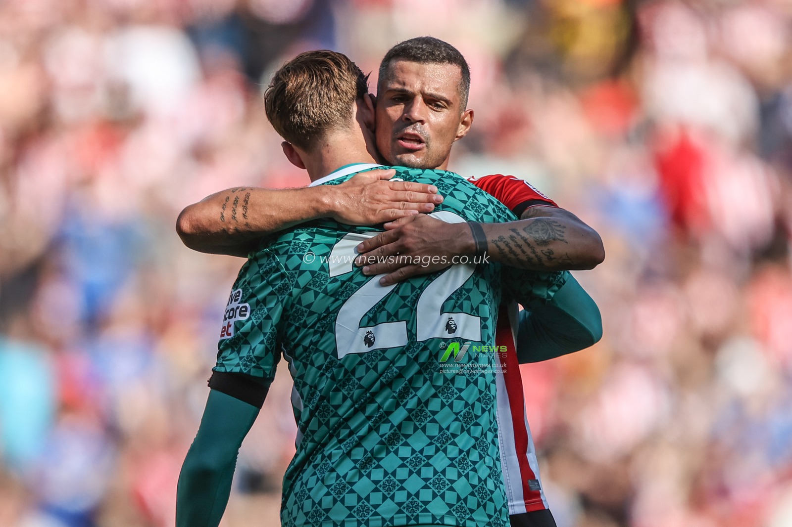 Robin Roefs of Sunderland embraces Granit Xhaka of Sunderland after the game during the Premier League match Sunderland vs West Ham United at Stadium Of Light, Sunderland, United Kingdom, 16th August 2025

(Photo by Alfie Cosgrove/News Images)