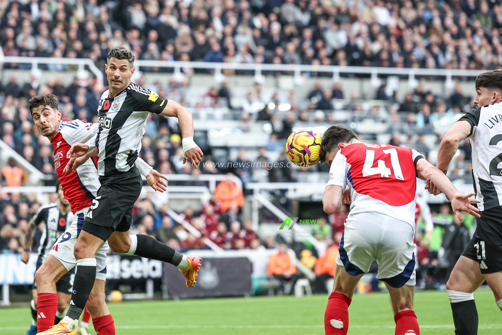 Declan Rice of Arsenal heads on goal and misses in the diving seconds of the game during the Premier League match Newcastle United vs Arsenal at St. James's Park, Newcastle, United Kingdom, 2nd November 2024

(Photo by Mark Cosgrove/News Images)