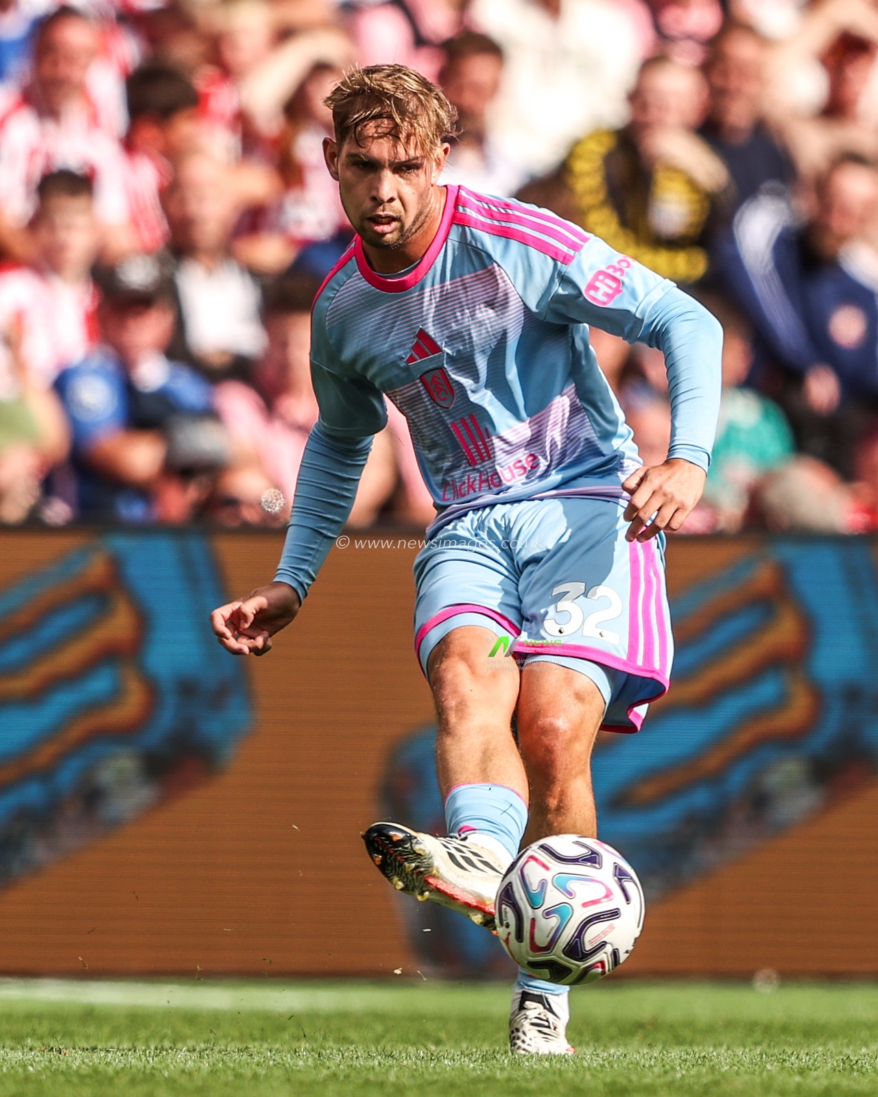 Emile Smith Rowe of Fulham passes the ball during the Premier League match Sunderland vs Fulham at Stadium Of Light, Sunderland, United Kingdom on 30 August 2026

(Photo by Alfie Cosgrove/News Images)