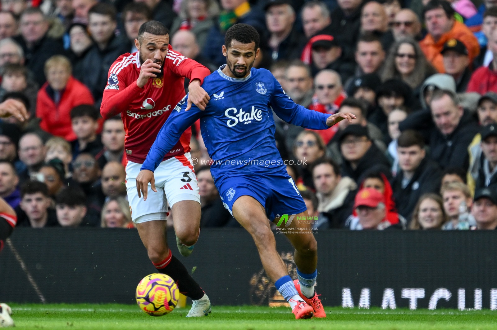 Iliman Ndiaye of Everton and Noussair Mazraoui of Manchester United battle for the ball during the Premier League match Manchester United vs Everton at Old Trafford, Manchester, United Kingdom, 1st December 2024

(Photo by Craig Thomas/News Images)