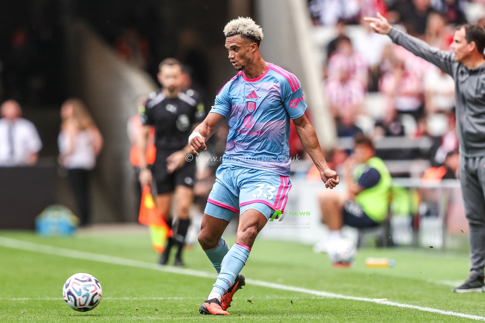Antonee Robinson of Fulham passes the ball during the Premier League match Sunderland vs Fulham at Stadium Of Light, Sunderland, United Kingdom on 30 August 2026

(Photo by Alfie Cosgrove/News Images)