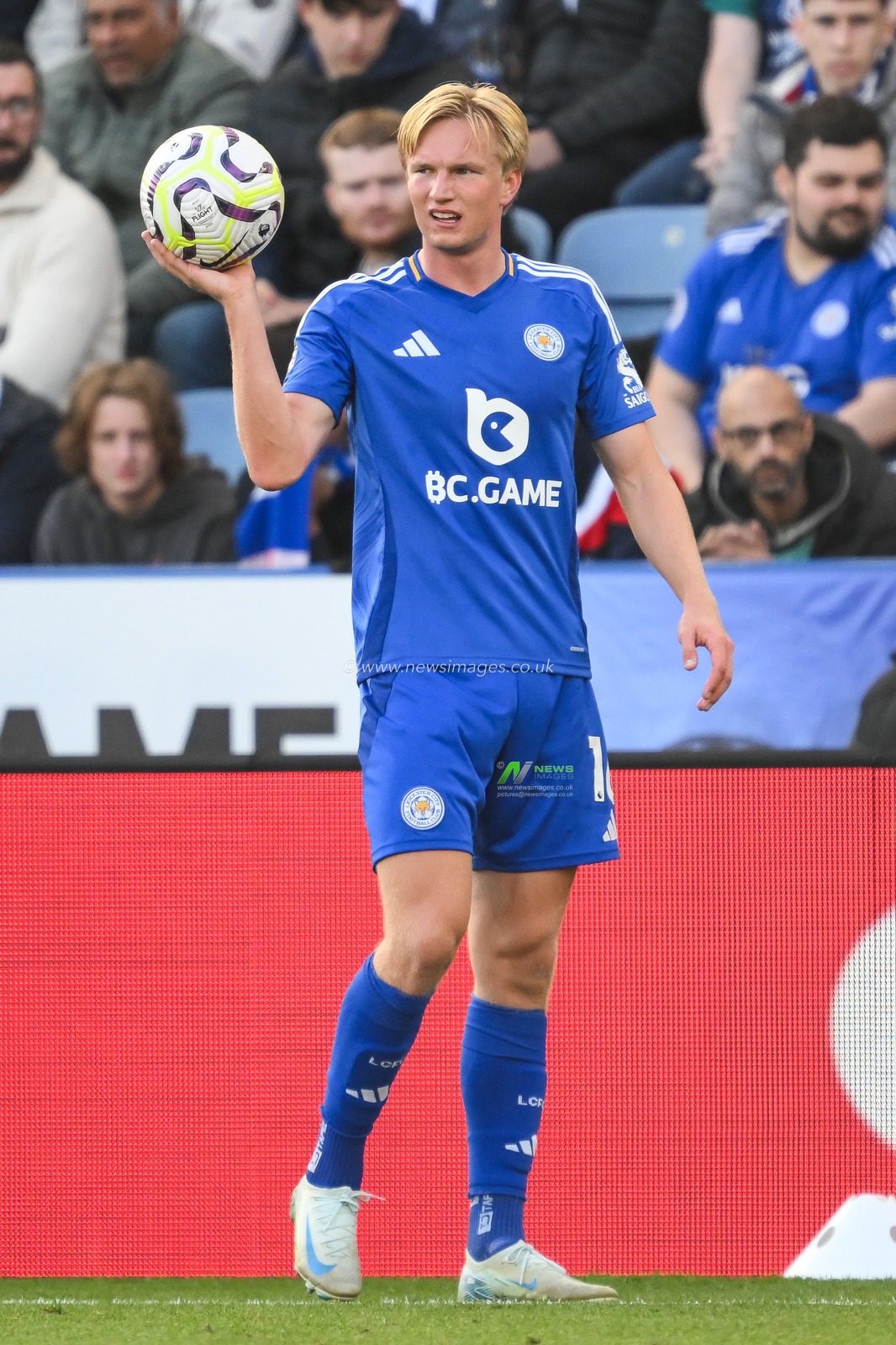 Victor Kristiansen of Leicester City prepares for a thro in during the Premier League match Leicester City vs Bournemouth at King Power Stadium, Leicester, United Kingdom, 5th October 2024

(Photo by Craig Thomas/News Images)