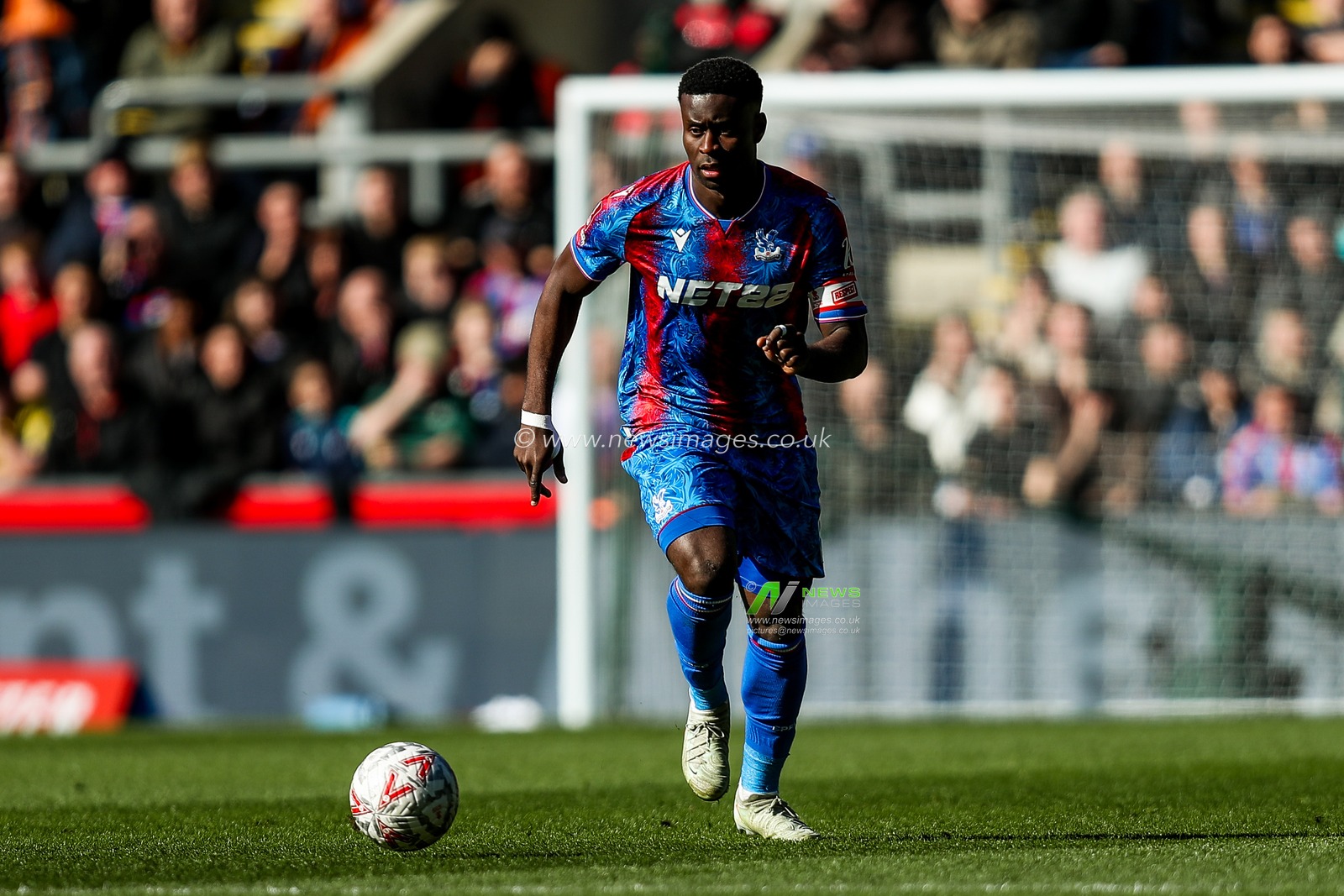 Marc Guehi of Crystal Palace runs with the ball during the Emirates FA Cup 5th Round match Crystal Palace vs Millwall at Selhurst Park, London, United Kingdom, 1st March 2025

(Photo by Izzy Poles/News Images)