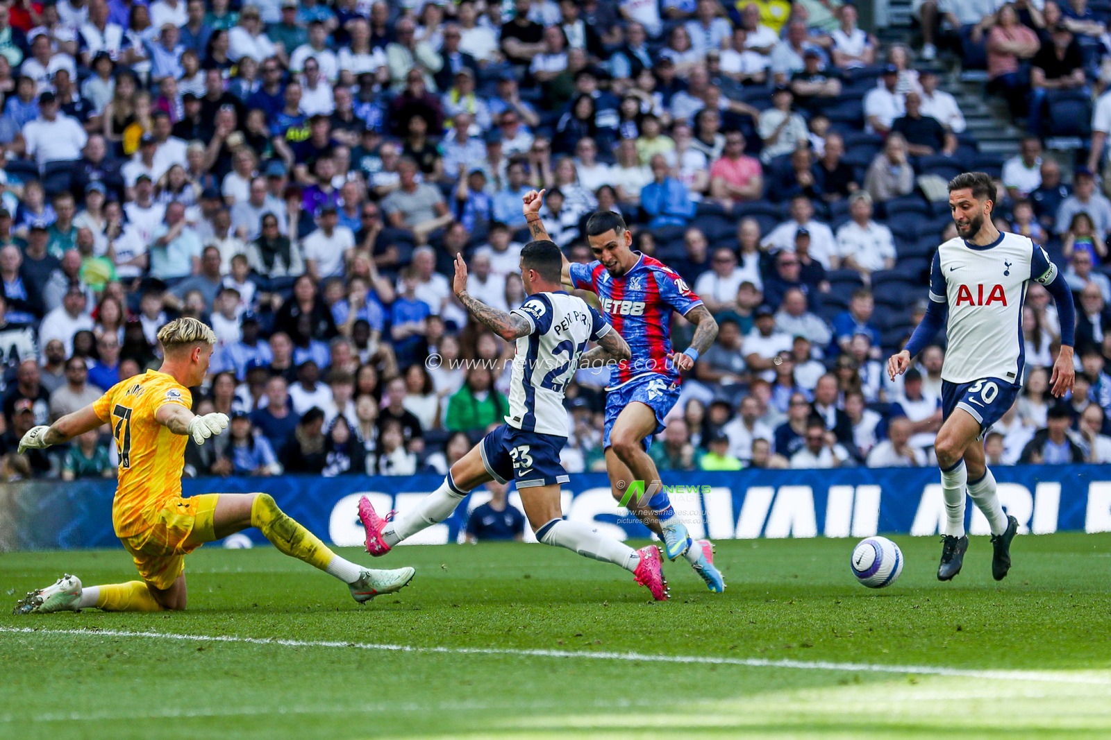 Daniel Munoz of Crystal Palace passes the ball during the Premier League match Tottenham Hotspur vs Crystal Palace at Tottenham Hotspur Stadium, London, United Kingdom, 11th May 2025

(Photo by Izzy Poles/News Images)
