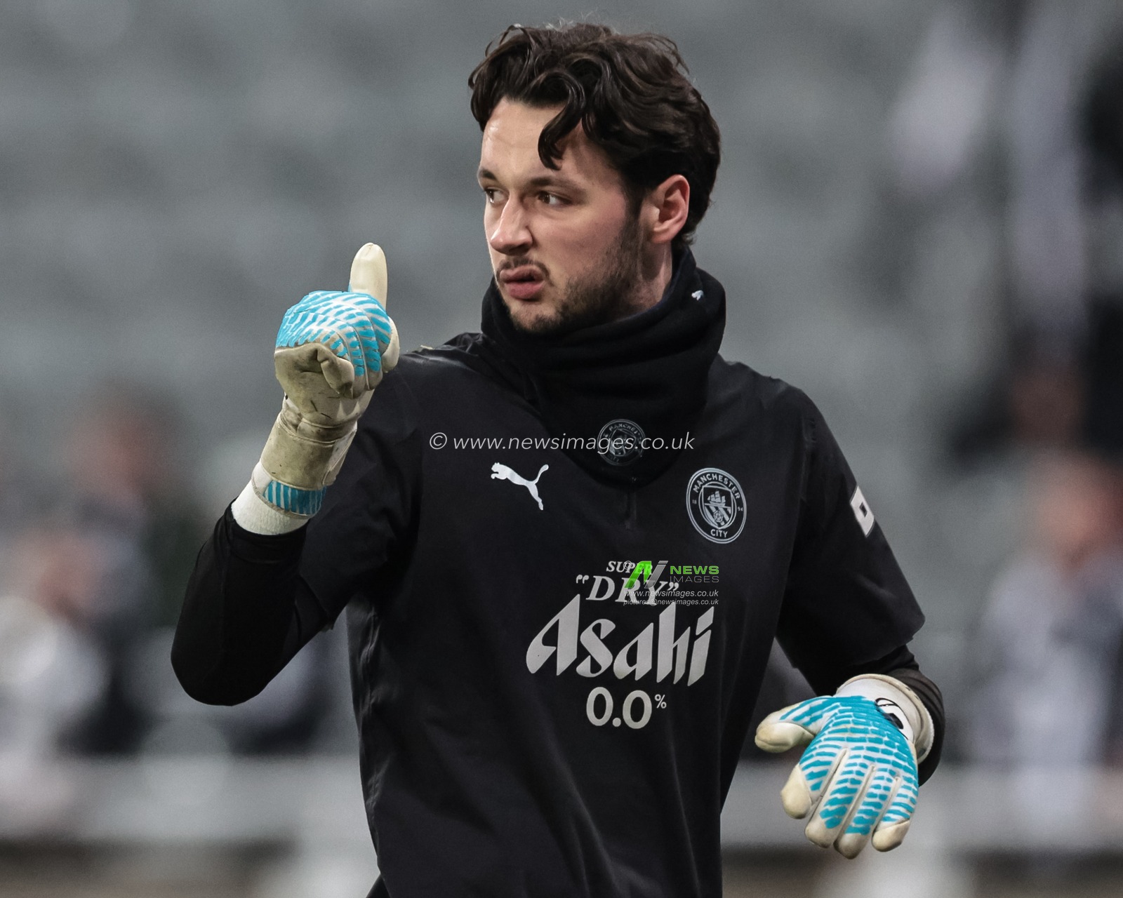 Manchester City goalkeeper James Trafford 
in the pregame warmup session during the Emirates FA Cup 5th Round  match Newcastle Untied vs Manchester City at St. James's Park, Newcastle, United Kingdom on 07 March 2026

(Photo by Mark Cosgrove/News Images)