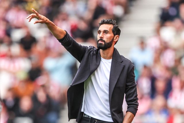Alvaro Arbeloa manager of Fulham gives his team instructions during the Premier League match Sunderland vs Fulham at Stadium Of Light, Sunderland, United Kingdom on 30 August 2026

(Photo by Alfie Cosgrove/News Images)