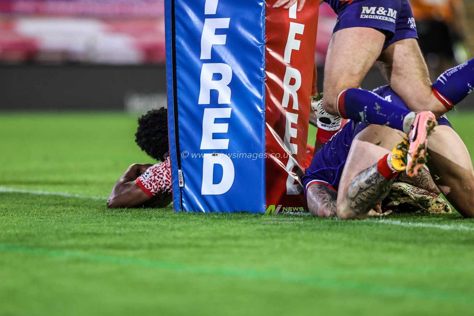 Alec Tuitavake of Leigh Leopards goes over for a try making it 24-4 during the Betfred Super League play-off Eliminator 1 match Leigh Leopards vs Wakefield Trinity at Progress With Unity Stadium, Leigh, United Kingdom, 26th September 2025

(Photo by Alfie Cosgrove/News Images)