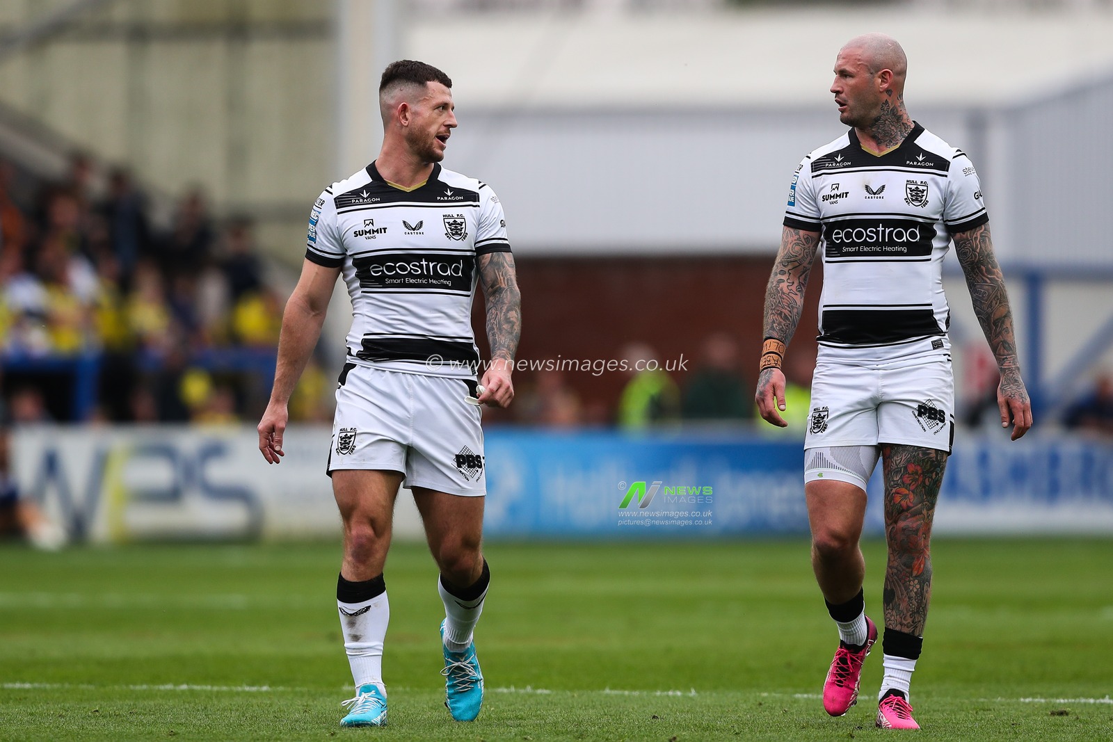 Cade Cust of Hull FC talks to Zak Hardaker of Hull FC during the Betfred Super League Round 7 match Warrington Wolves vs Hull FC at Halliwell Jones Stadium, Warrington, United Kingdom, 12th April 2025

(Photo by Gareth Evans/News Images)
