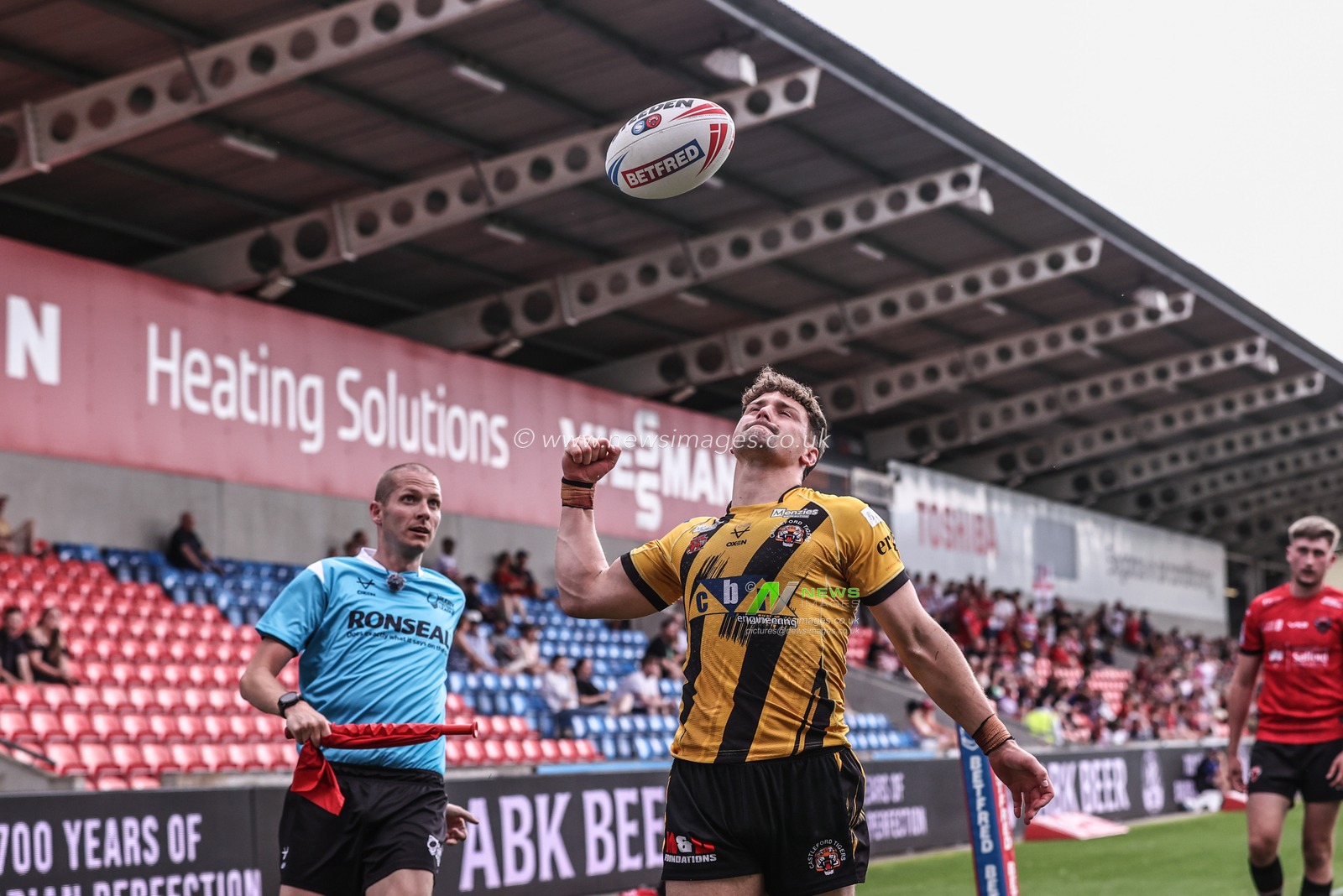 Josh Simm of Castleford Tigers celebrates his try during the Betfred Super League Round 18 match Salford Red Devils vs Castleford Tigers at Salford Community Stadium, Eccles, United Kingdom, 13th July 2025

(Photo by Alfie Cosgrove/News Images)