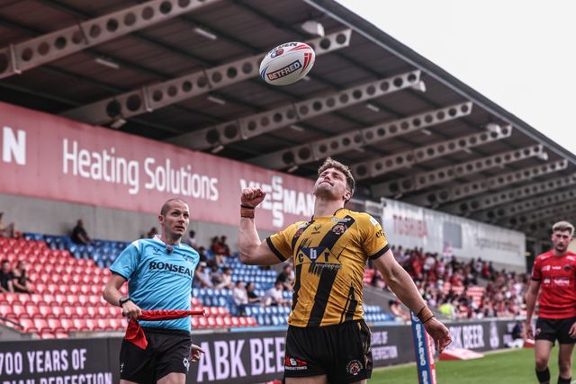 Josh Simm of Castleford Tigers celebrates his try during the Betfred Super League Round 18 match Salford Red Devils vs Castleford Tigers at Salford Community Stadium, Eccles, United Kingdom, 13th July 2025

(Photo by Alfie Cosgrove/News Images)
