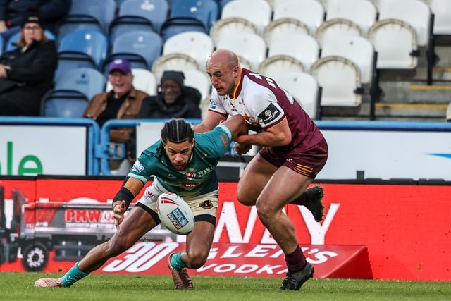 Lewis Murphy of St Helens is tackled by Lee Kershaw of Huddersfield Giants during the Betfred Super League round 11 match Huddersfield Giants vs St Helens at Accu Stadium, Huddersfield, United Kingdom on 14 May 2026

(Photo by Alfie Cosgrove/News Images)