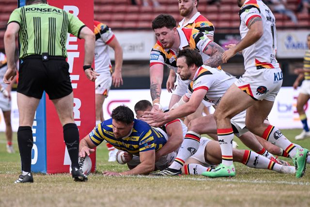 Joe Philbin of Warrington Wolves scores his team's fourth try during the Betfred Super League round 22 match Bradford Bulls vs Warrington Wolves at Odsal Stadium, Bradford, United Kingdom on 08 August 2026

(Photo by Ben Roberts/News Images)