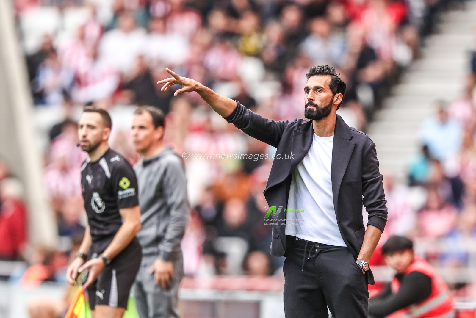 Alvaro Arbeloa manager of Fulham gives his team instructions during the Premier League match Sunderland vs Fulham at Stadium Of Light, Sunderland, United Kingdom on 30 August 2026

(Photo by Alfie Cosgrove/News Images)