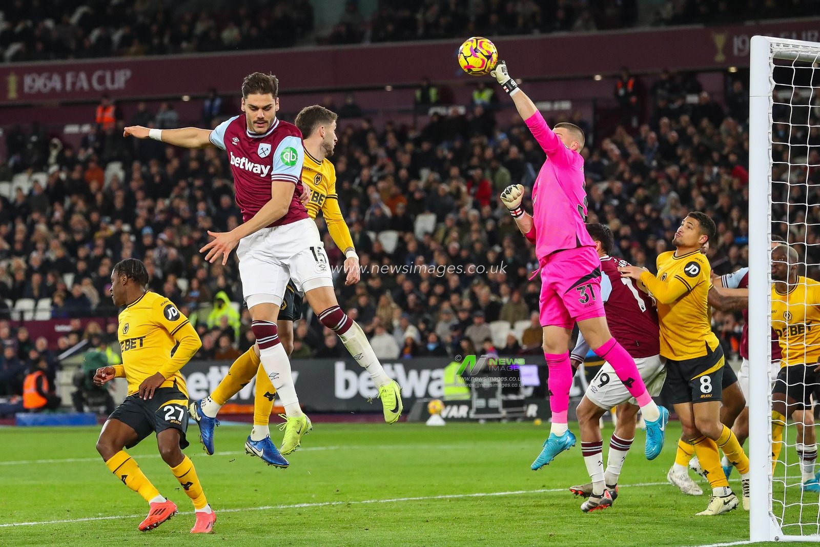 Sam Johnstone of Wolverhampton Wanderers punches the ball clear during the Premier League match West Ham United vs Wolverhampton Wanderers at London Stadium, London, United Kingdom, 9th December 2024

(Photo by Izzy Poles/News Images)