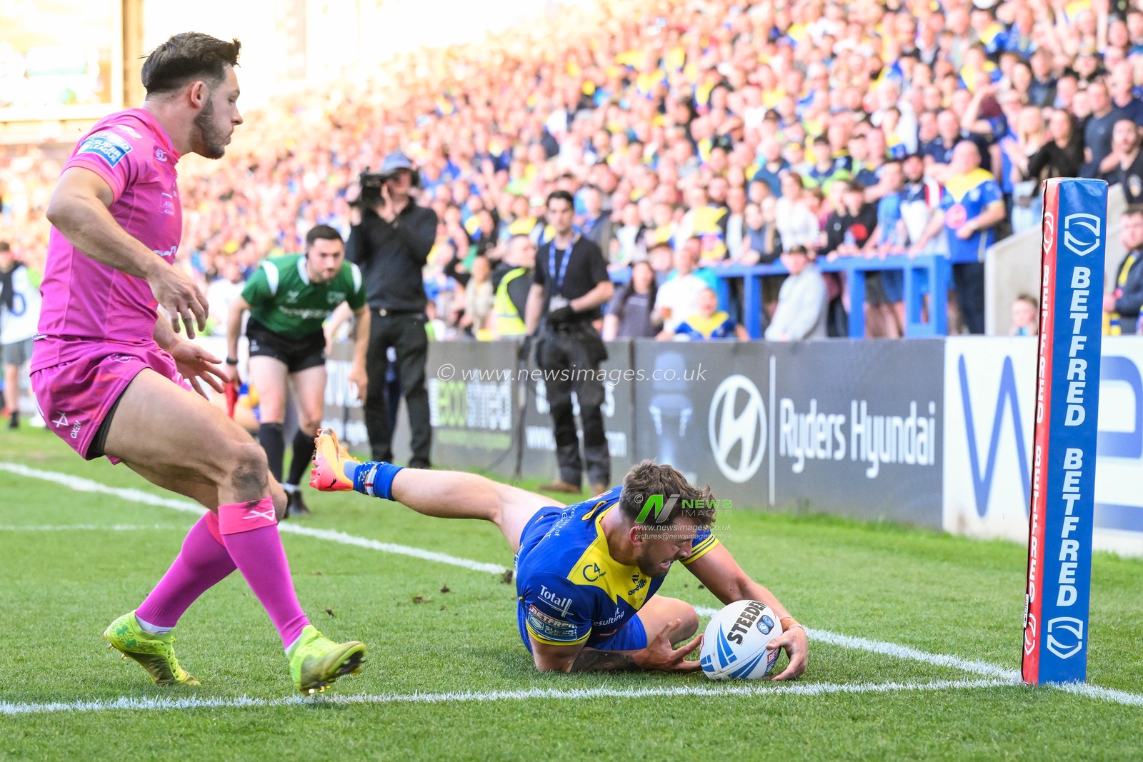 Matty Ashton of Warrington Wolves goes over for a try during the Betfred Super League Round 11 match Warrington Wolves vs Hull KR at Halliwell Jones Stadium, Warrington, United Kingdom, 9th May 2024

(Photo by Craig Thomas/News Images)