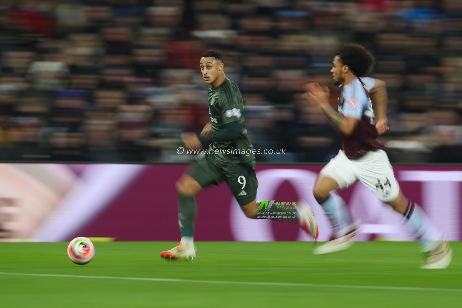 Adam Idah of Celtic makes a break with the ball during the UEFA Champions League Matchday 8 of 8 Aston Villa vs Celtic at Villa Park, Birmingham, United Kingdom, 29th January 2025

(Photo by Gareth Evans/News Images)