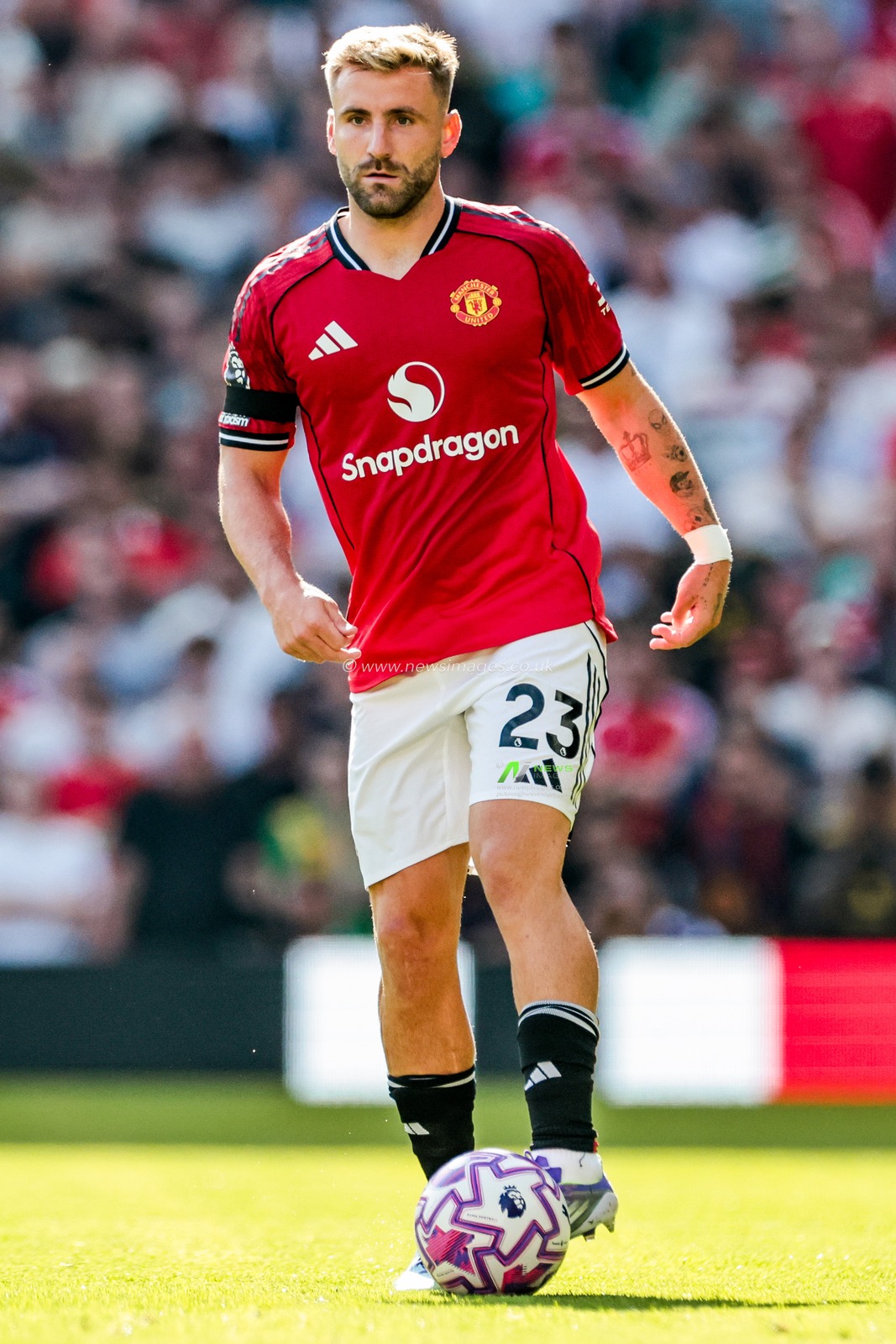 Luke Shaw of Manchester United runs with the ball during the Premier League match Manchester United vs Arsenal at Old Trafford, Manchester, United Kingdom, 17th August 2025

(Photo by Mark Cosgrove/News Images)