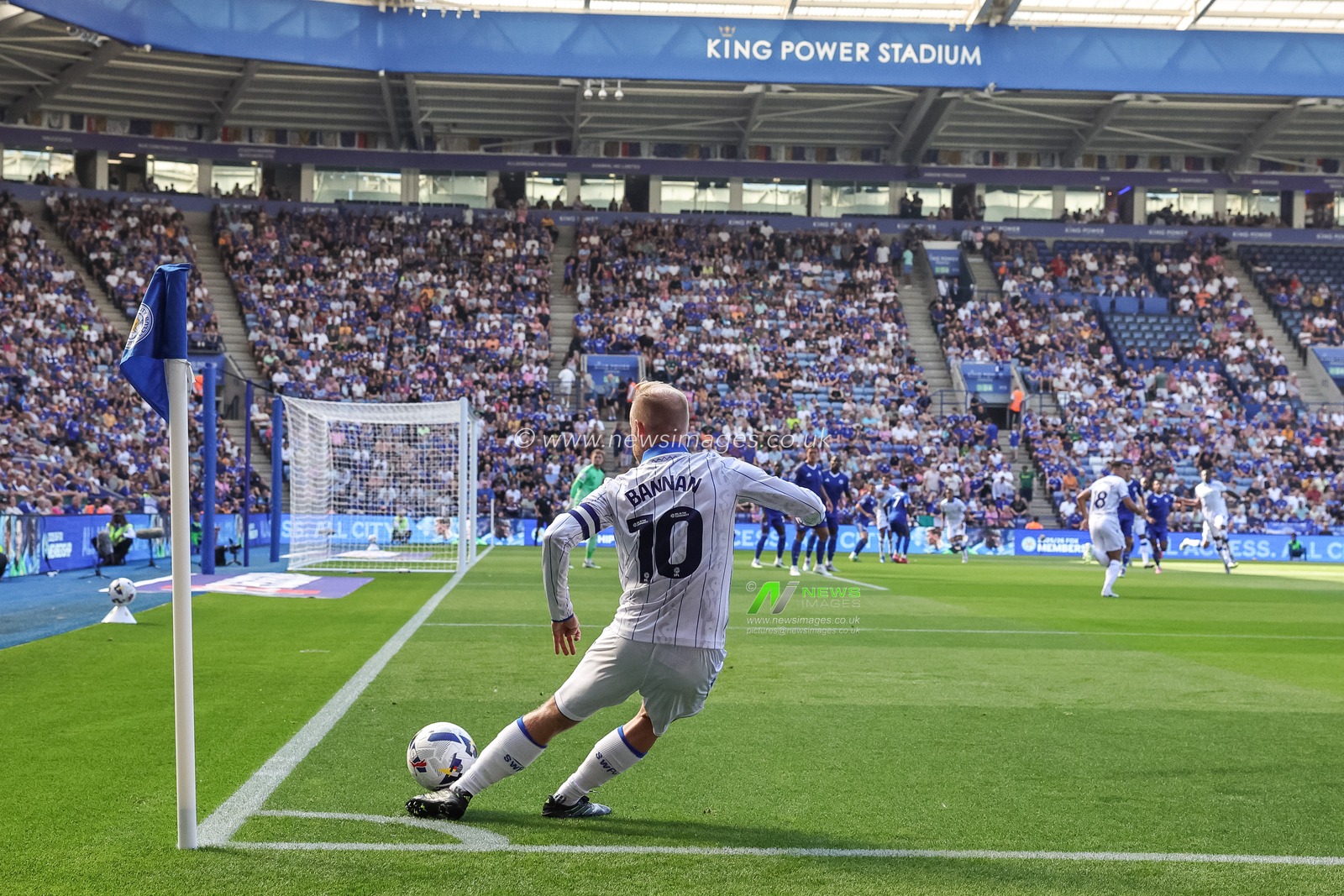Barry Bannan of Sheffield Wednesday takes a corner during the Sky Bet Championship match Leicester City vs Sheffield Wednesday at King Power Stadium, Leicester, United Kingdom, 10th August 2025

(Photo by Mark Cosgrove/News Images)