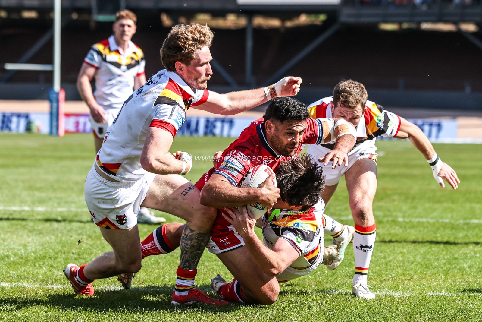Rhyse Martin of Hull KR goes over for a try during the Betfred Super League round 9 match Bradford Bulls vs Hull KR at Odsal Stadium, Bradford, United Kingdom on 25 April 2026

(Photo by Alfie Cosgrove/News Images)
