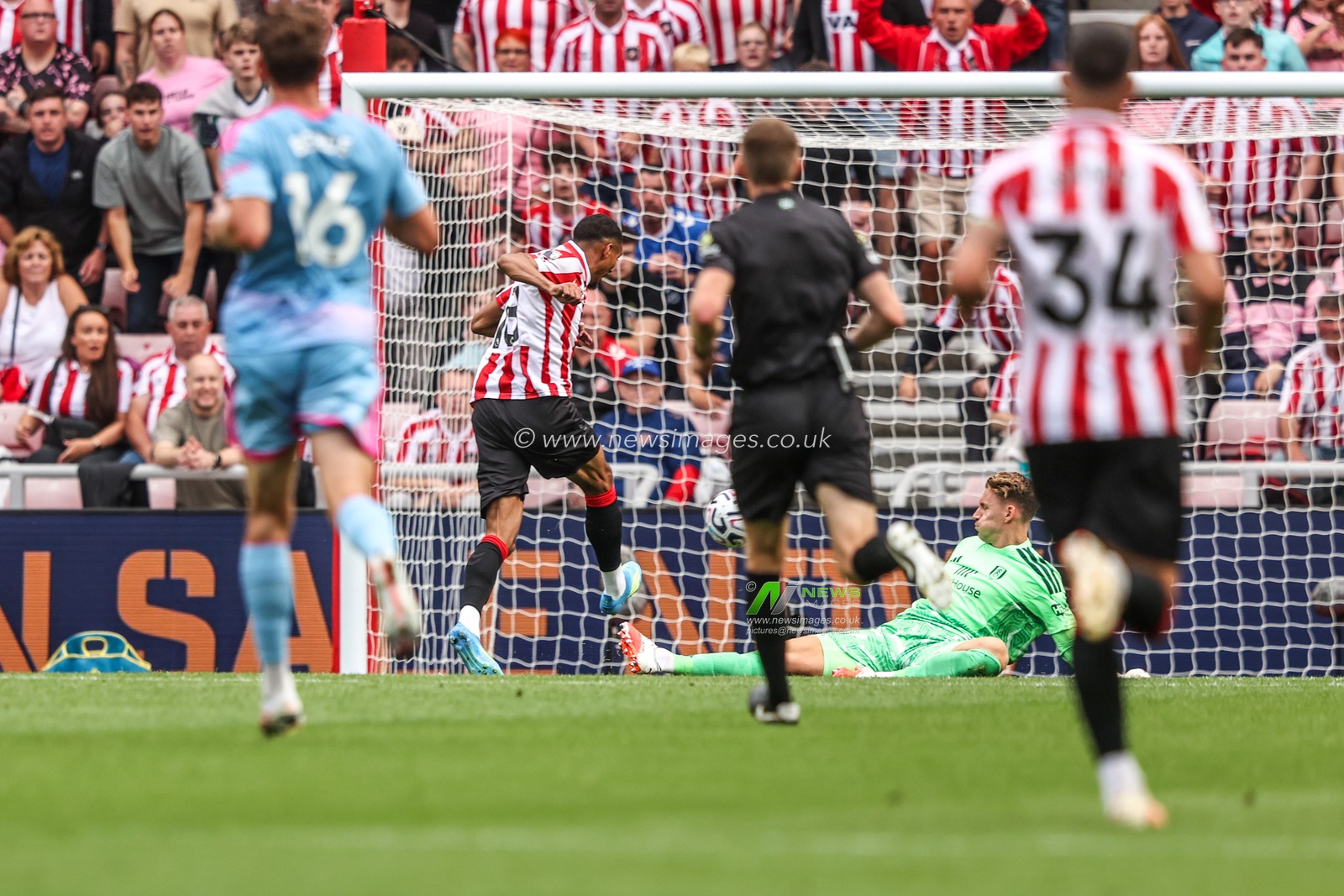 Wilson Isidor of Sunderland scores to make it 1-0 during the Premier League match Sunderland vs Fulham at Stadium Of Light, Sunderland, United Kingdom on 30 August 2026

(Photo by Alfie Cosgrove/News Images)