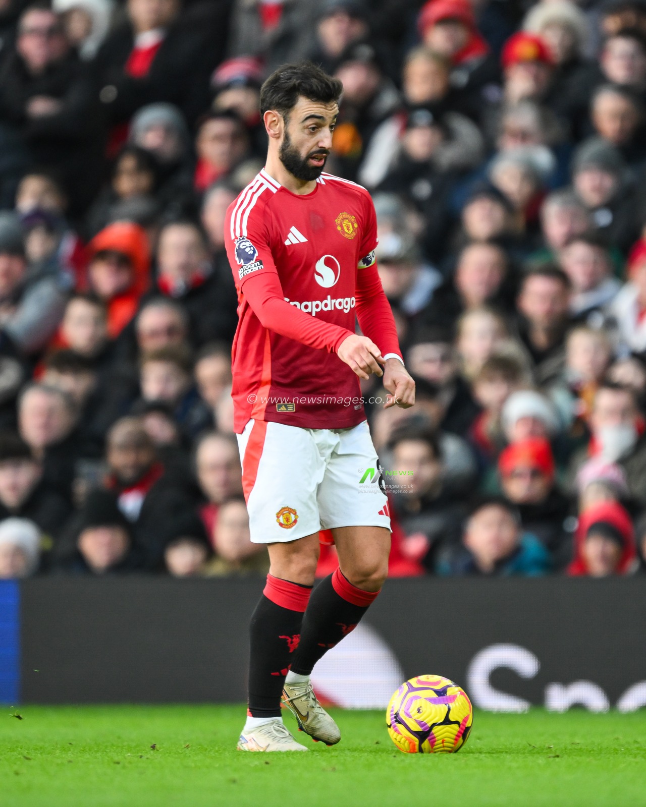 Bruno Fernandes of Manchester United makes a break with the ball during the Premier League match Manchester United vs Bournemouth at Old Trafford, Manchester, United Kingdom, 22nd December 2024

(Photo by Craig Thomas/News Images)