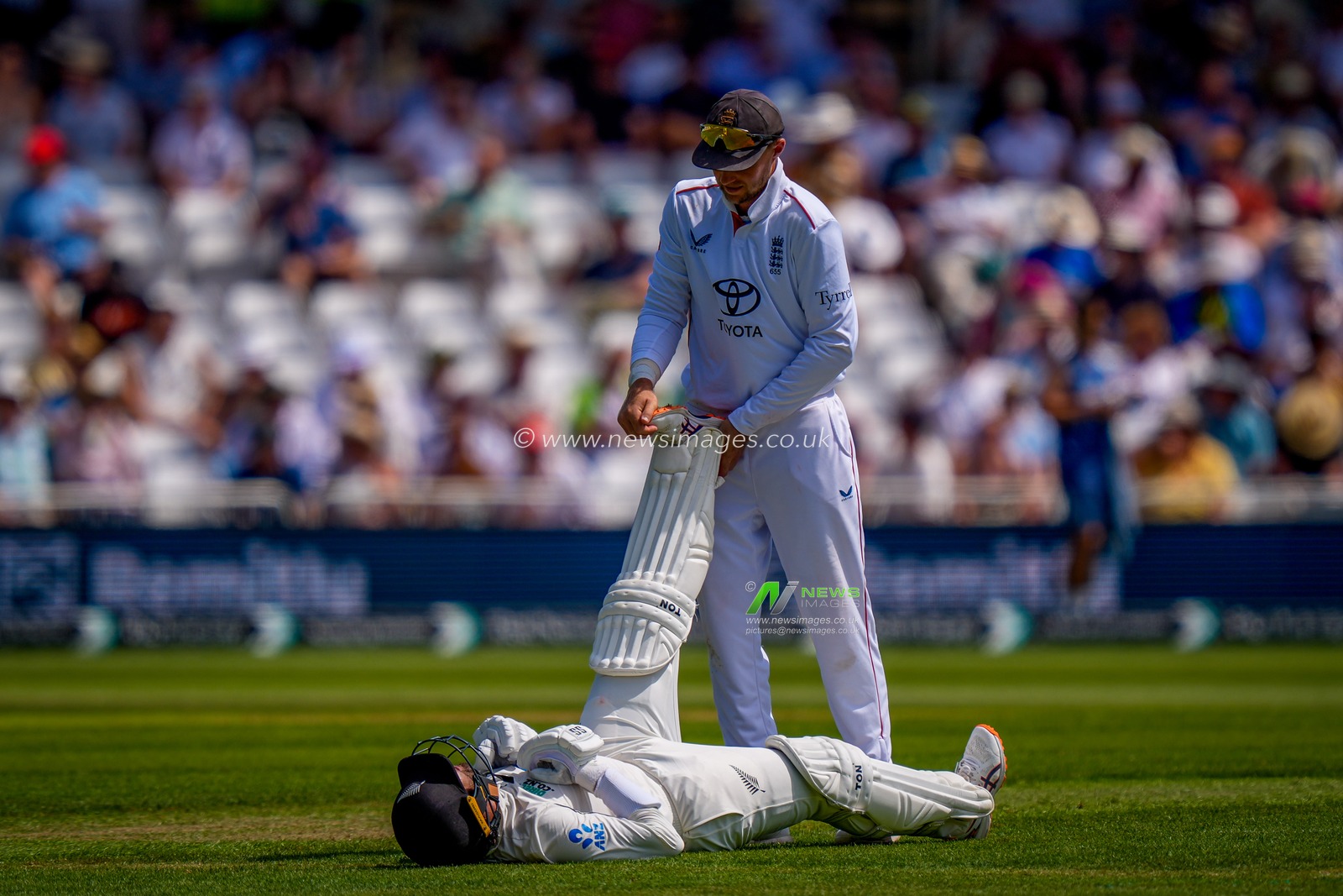 Devon Conway of New Zealand goes down with cramp and is helped by England captain Ben Stokes during the 3rd Rothesay Test Match Day 1 match England vs New Zealand at Trent Bridge, Nottingham, United Kingdom on 25 June 2026

(Photo by Maynard Manyowa/News Images)