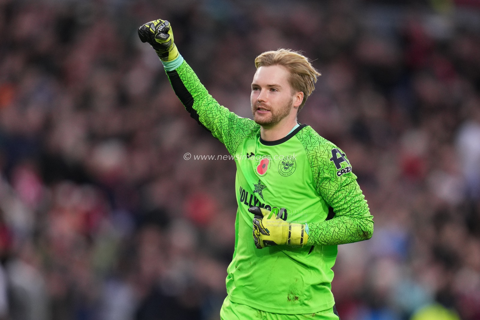 Caoimhín Kelleher of Brentford celebrates third goal during the Premier League match Brentford vs Newcastle United at The Gtech Community Stadium, London, United Kingdom, 9th November 2025

(Photo by Harvey Murphy/News Images)

*** GER AUT SUI OUT ***