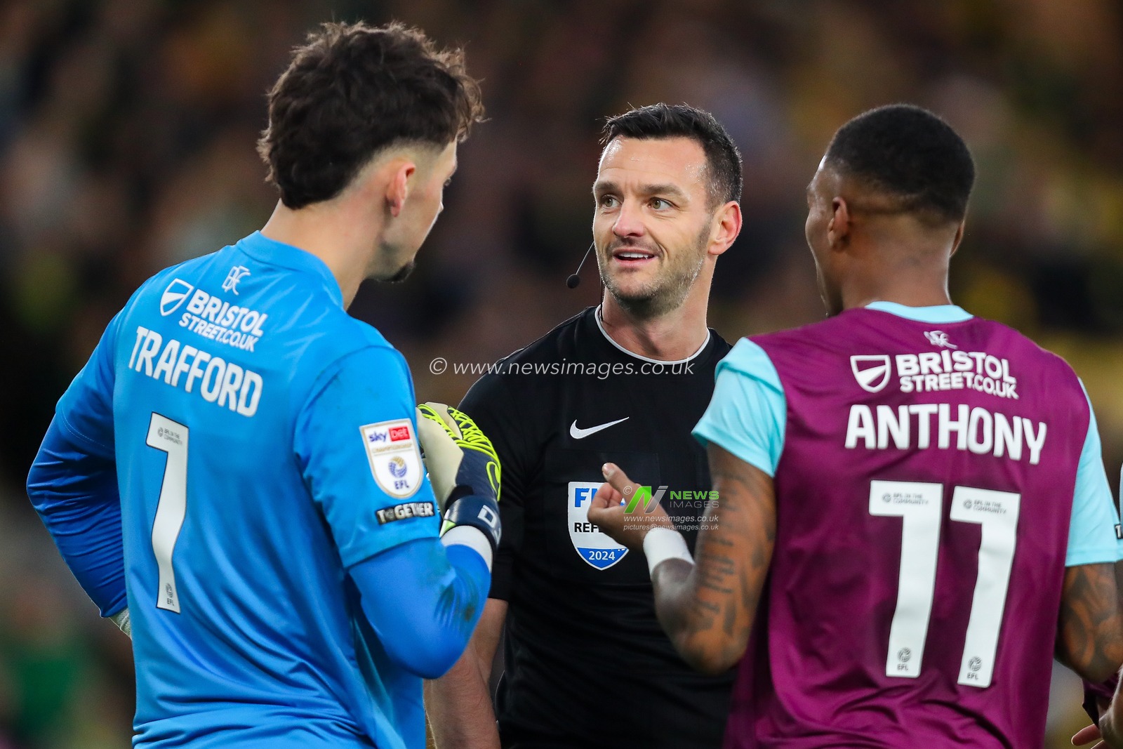 Referee Andrew Madley speaks to James Trafford and Jaidon Anthony of Burnley during the Sky Bet Championship match Norwich City vs Burnley at Carrow Road, Norwich, United Kingdom, 15th December 2024

(Photo by Izzy Poles/News Images)