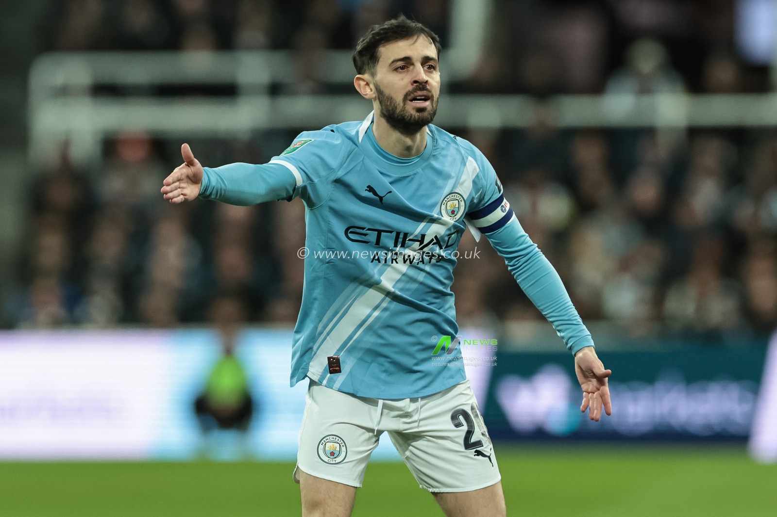 Bernardo Silva of Manchester City gives his team instructions during the Carabao Cup Semi-finals First Leg Newcastle United vs Manchester City at St. James's Park, Newcastle, United Kingdom, 13th January 2026

(Photo by Mark Cosgrove/News Images)
