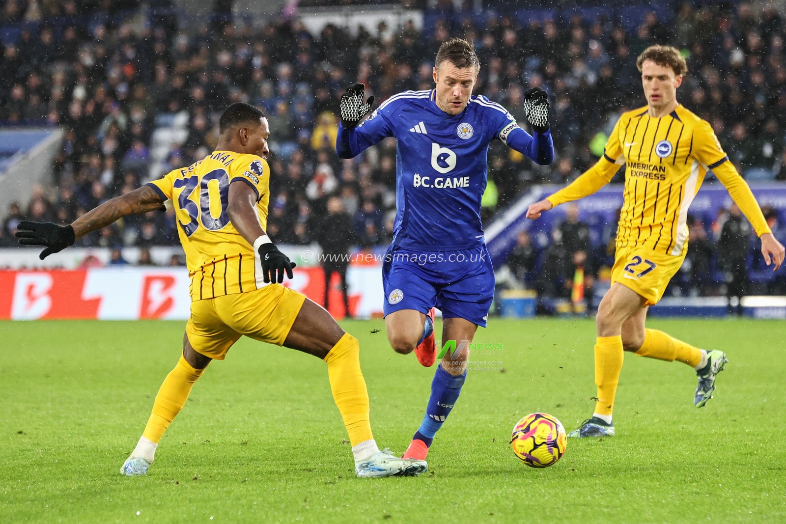Pervis EstupiÃ±Ã¡n of Brighton & Hove Albion tackles Jamie Vardy of Leicester City during the Premier League match Leicester City vs Brighton and Hove Albion at King Power Stadium, Leicester, United Kingdom, 8th December 2024

(Photo by Alfie Cosgrove/News Images)