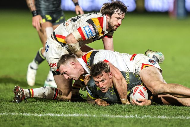 Chris Hankinson of Leeds Rhinos is tackled by Joe Mellor of Bradford Bulls during the Betfred Super League round 7 match Bradford Bulls vs Leeds Rhinos at Odsal Stadium, Bradford, United Kingdom on 03 April 2026

(Photo by Alfie Cosgrove/News Images)