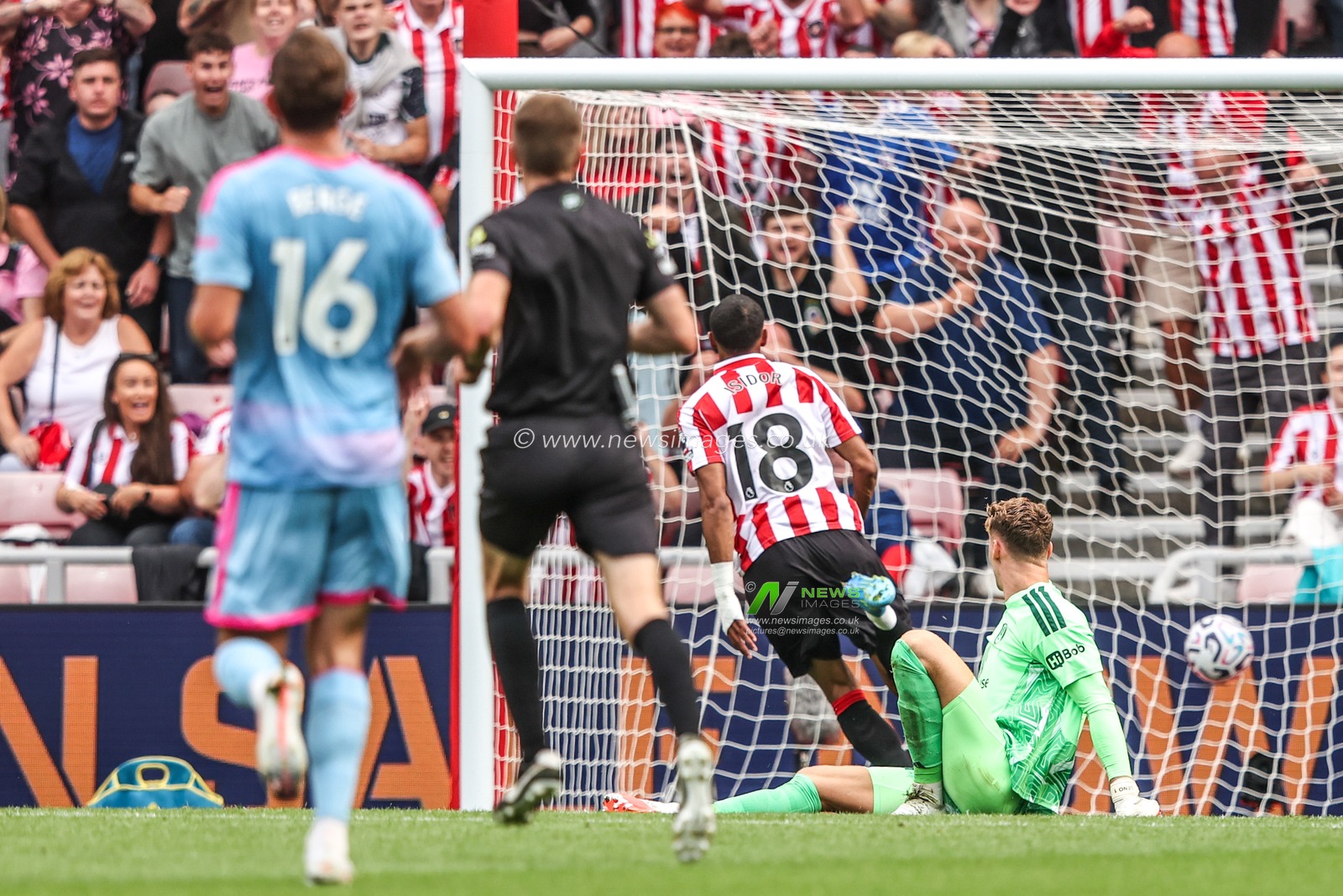 Wilson Isidor of Sunderland celebrates his goal to make it 1-0 during the Premier League match Sunderland vs Fulham at Stadium Of Light, Sunderland, United Kingdom on 30 August 2026

(Photo by Alfie Cosgrove/News Images)