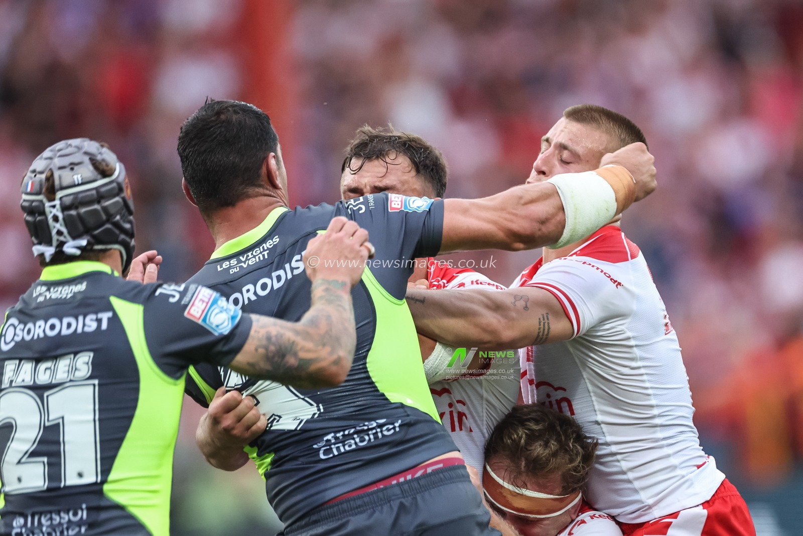 The on field altercation that leads to the red card of Benjamin Garcia of Catalan Dragons during the Betfred Super League Round 14 Hull KR vs Catalans Dragons at Sewell Group Craven Park, Kingston upon Hull, United Kingdom, 13th June 2025

(Photo by Mark Cosgrove/News Images)