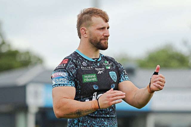 Matt Davis of Leigh Leopards applauds the fans after the Betfred Super League Round 14 match Wakefield Trinity vs Leigh Leopards at DIY Kitchens Stadium, Wakefield, United Kingdom, 15th June 2025

(Photo by Sam Eaden/News Images)