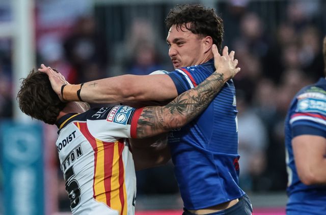 Seth Nikotemo of Wakefield Trinity hands-off Toby Sexton of Catalans Dragons during the Betfred Super League round 11 match Wakefield Trinity vs Catalans Dragons at DIY Kitchens Stadium, Wakefield, United Kingdom on 15 May 2026

(Photo by Mark Cosgrove/News Images)