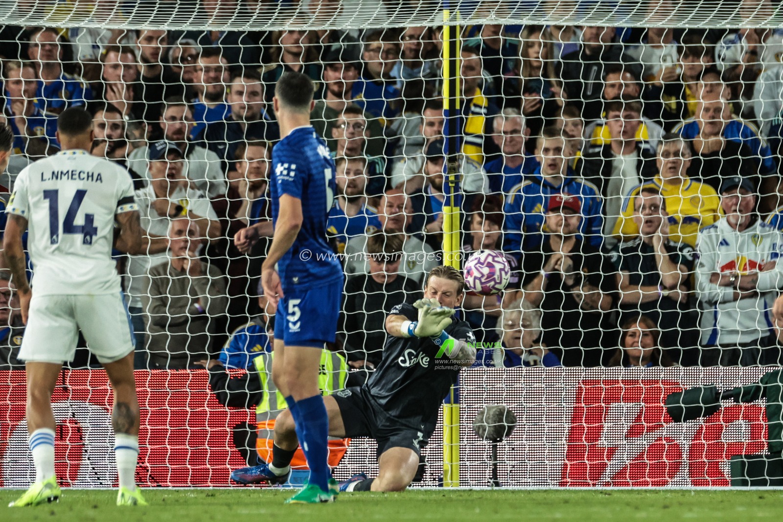 Jordan Pickford of Everton saves a shot on goal during the Premier League match Leeds United vs Everton at Elland Road, Leeds, United Kingdom, 18th August 2025

(Photo by Mark Cosgrove/News Images)
