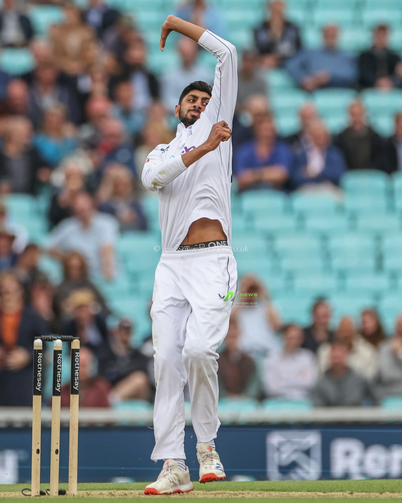 Shoaib Bashir of England delivers the ball during the 3rd Rothesay Test Match Day Four England v Sri Lanka at The Kia Oval, London, United Kingdom, 9th September 2024

(Photo by Mark Cosgrove/News Images)