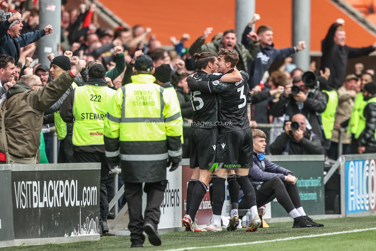 James McClean of Wrexham celebrates his goal to make it 0-1 during the Sky Bet League 1 match Blackpool vs Wrexham at Bloomfield Road, Blackpool, United Kingdom, 21st April 2025

(Photo by Alfie Cosgrove/News Images)