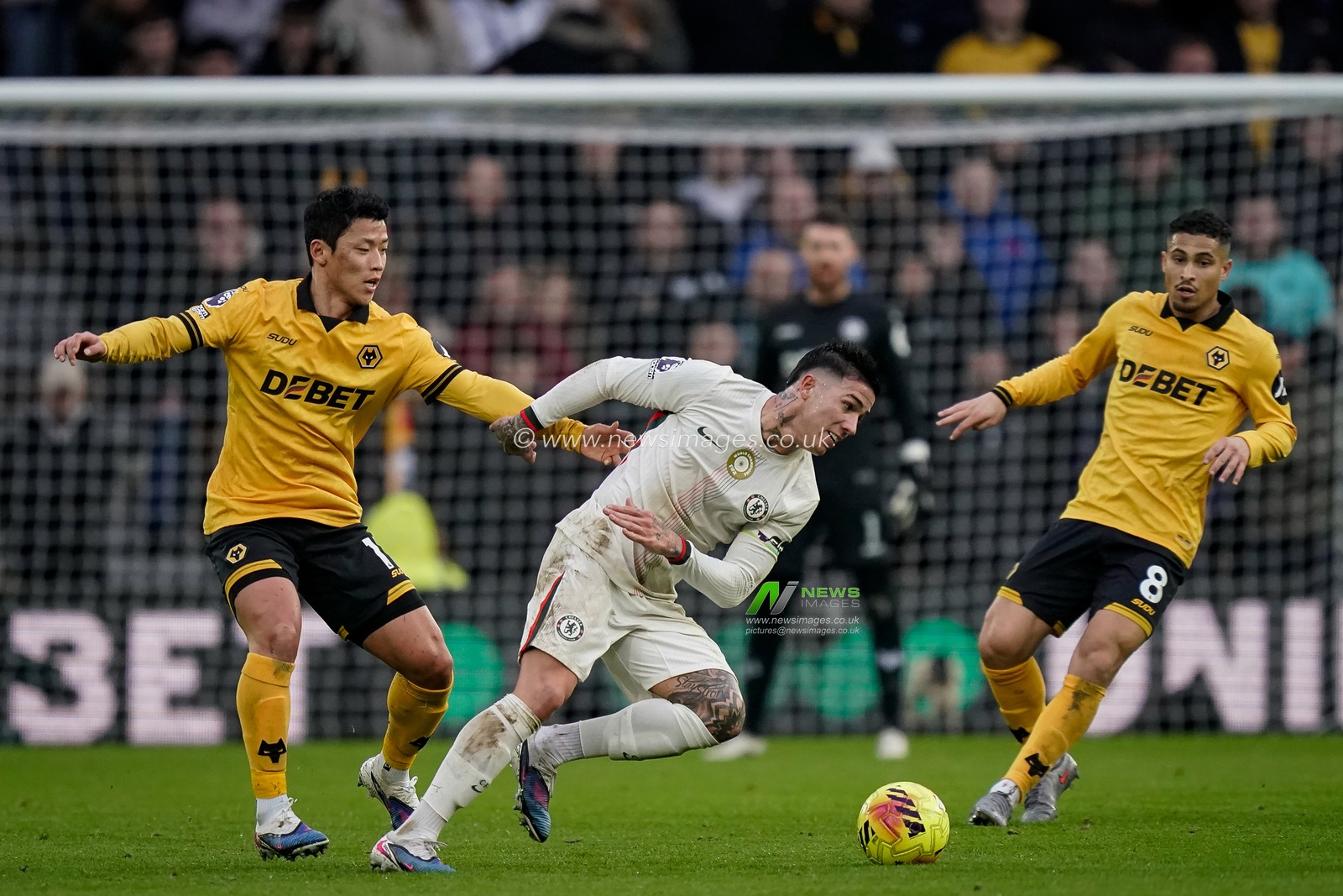 Enzo Fernandez of Chelsea is tackled by  Hwang Hee-Chan of Wolverhampton Wanderers during the Premier League match Wolverhampton Wanderers vs Chelsea at Molineux, Wolverhampton, United Kingdom on 07 February 2026

(Photo by Maynard Manyowa/News Images)