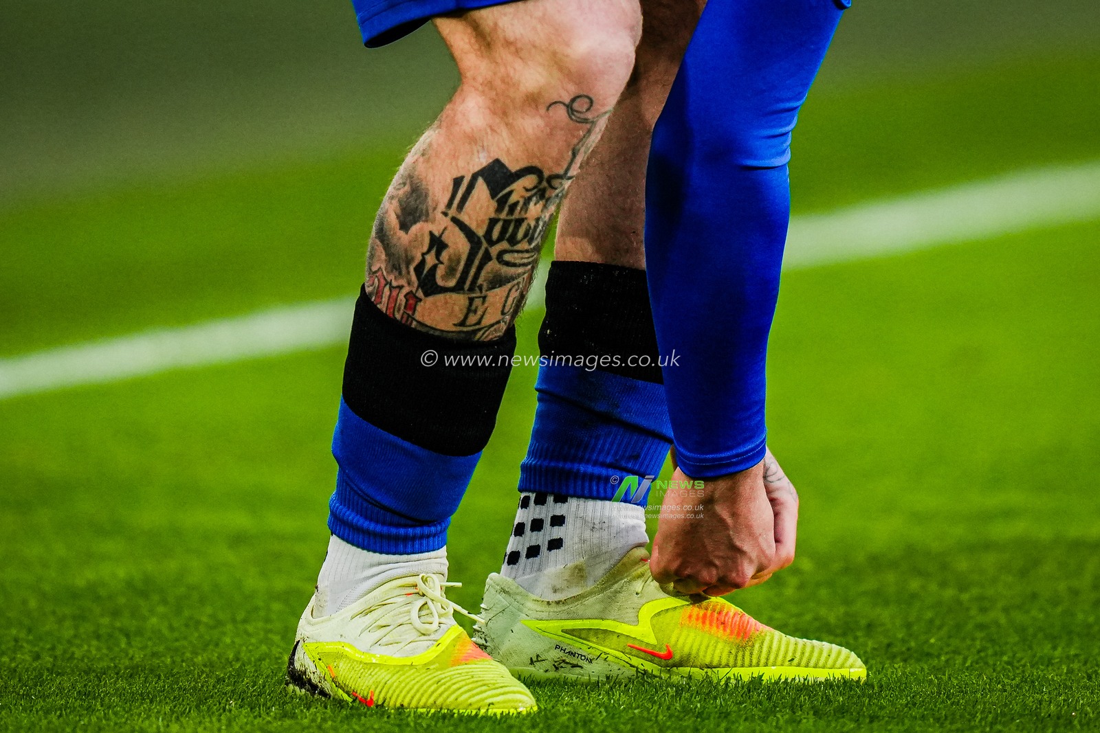Álex Jiménez of Bournemouth tattoos during the Premier League match Brentford vs Bournemouth at The Gtech Community Stadium, London, United Kingdom, 27th December 2025

(Photo by Maynard Manyowa/News Images)

*** GER AUT SUI OUT ***