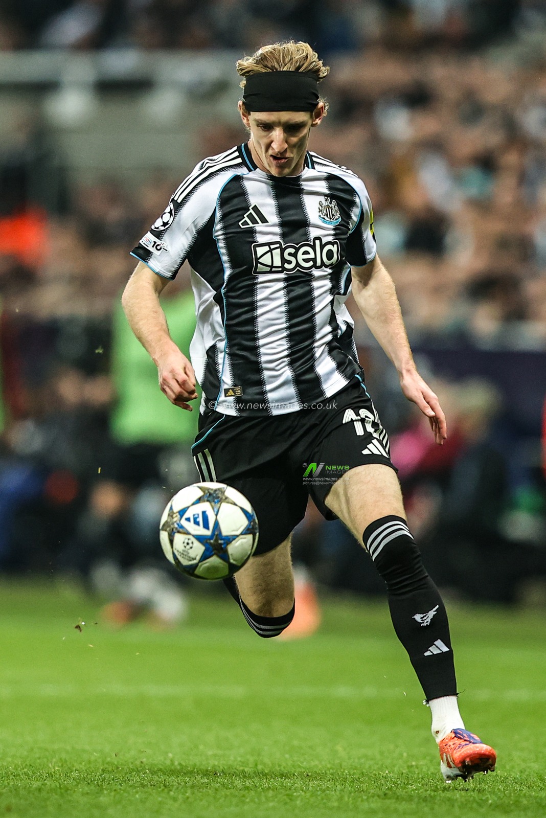 Anthony Gordon of Newcastle United breaks with the ball during the UEFA Champions League Matchday 4 of 8 Newcastle United vs Athletic Club at St. James's Park, Newcastle, United Kingdom, 5th November 2025

(Photo by Alfie Cosgrove/News Images)

*** GER AUT SUI OUT ***